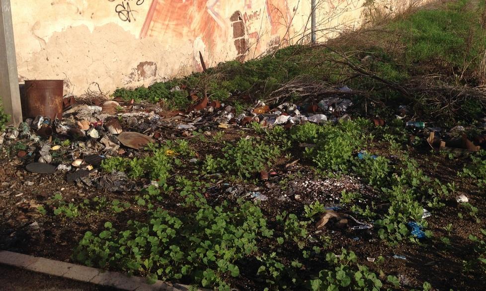 Una discarica all’ingresso della città