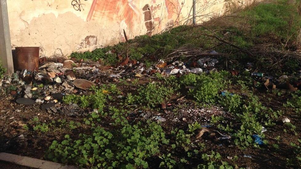 Una discarica all’ingresso della città