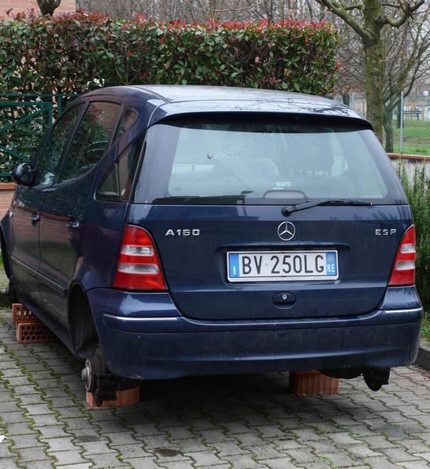 Auto sui mattoni, via le quattro ruote