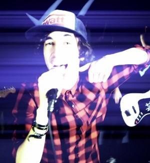 In “Visualizzato” Luca Bretta canta i difetti del web