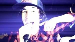 In “Visualizzato” Luca Bretta canta i difetti del web