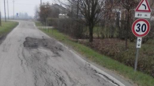 «Le strade di Budrio sono piene di buche e le auto si sfasciano»