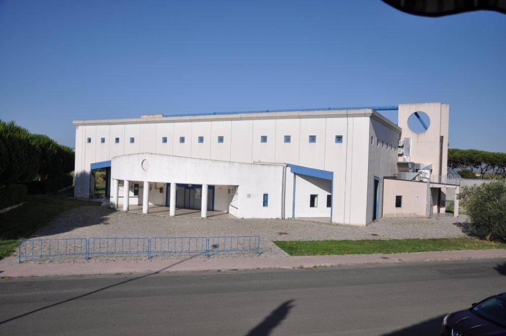 Una veduta del palazzetto dello sport Franco Poggetti a Marina di Cecina