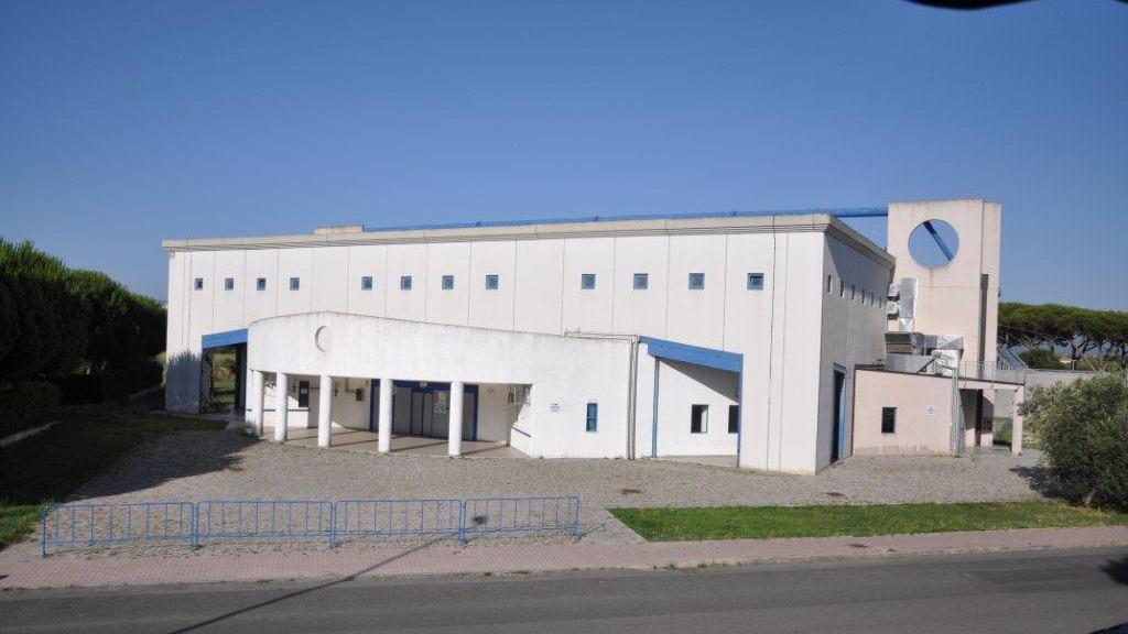 Una veduta del palazzetto dello sport Franco Poggetti a Marina di Cecina