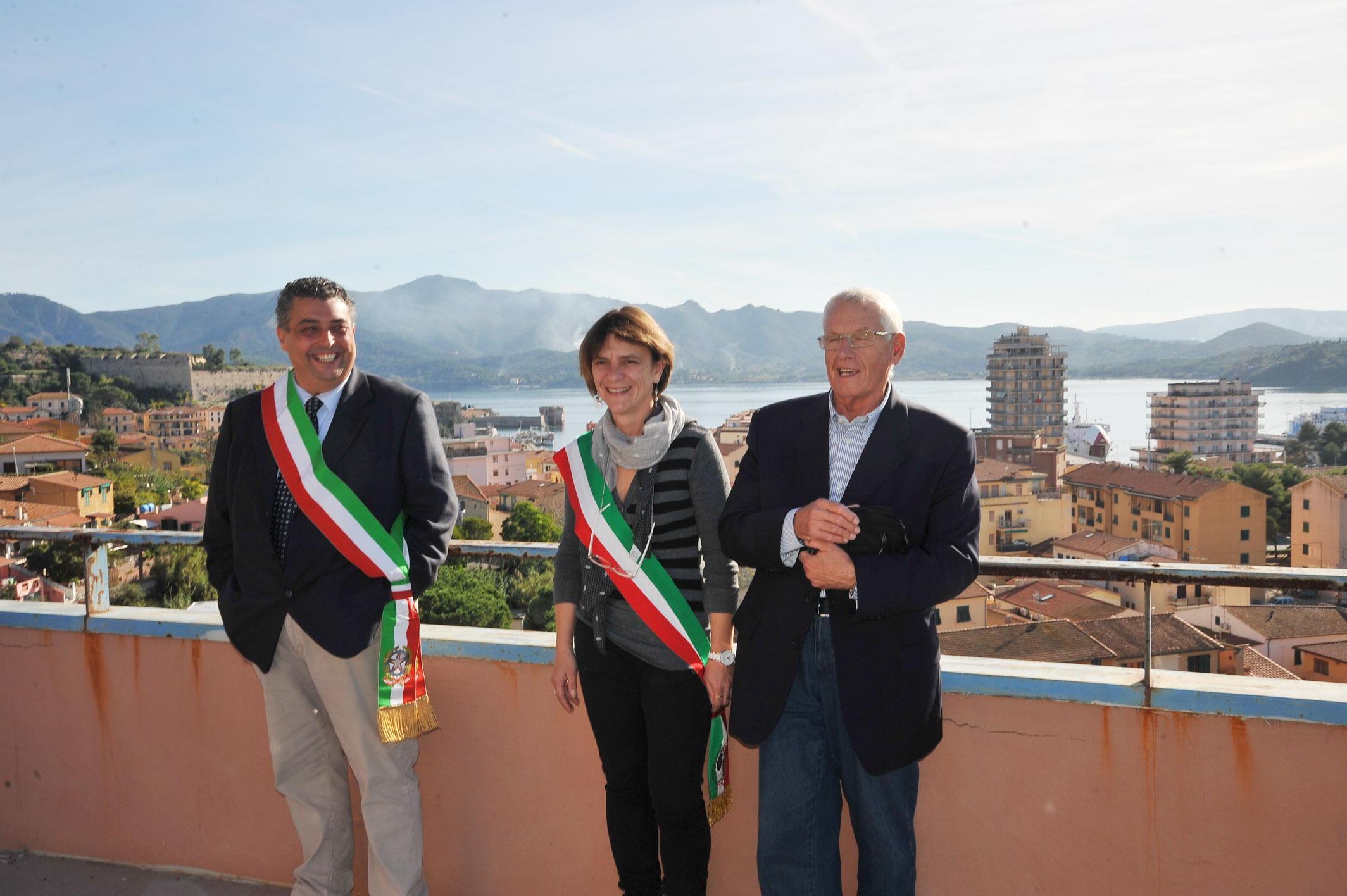 Il sindaco di Porto Azzurro Luca Simoni con Anna Bulgaresi, primo cittadino di Marciana (foto Giò Di Stefano)