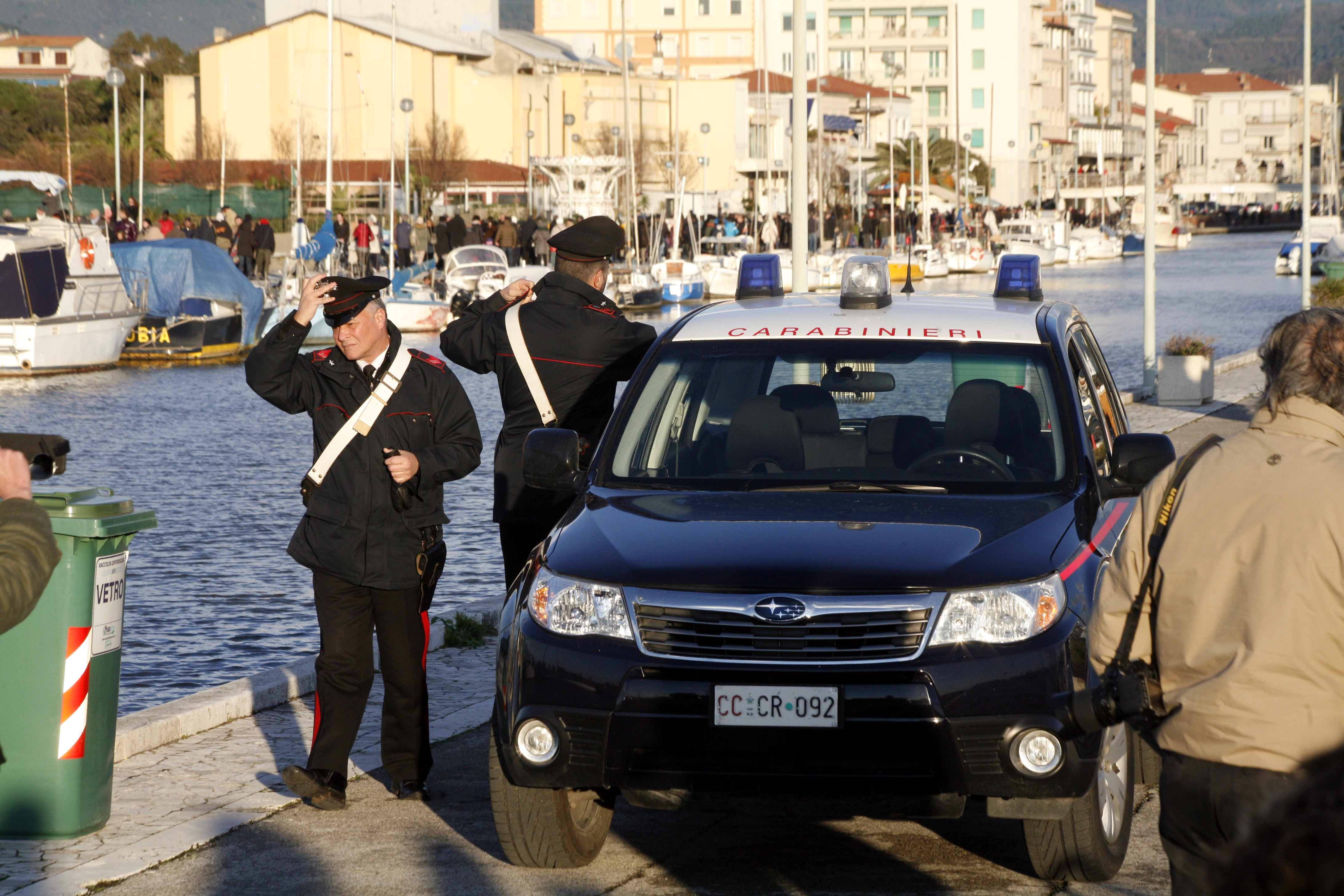 I carabinieri in porto durante le indagini (foto Ciurca)