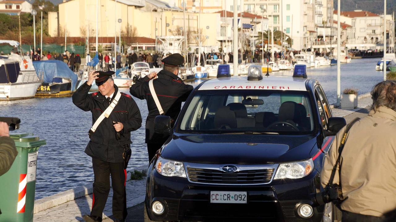 I carabinieri in porto durante le indagini (foto Ciurca)