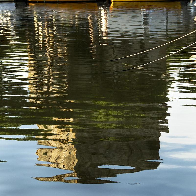 La Torre Matilde riflessa nelle acque del canale Burlamacca (foto Sergio Fortuna)