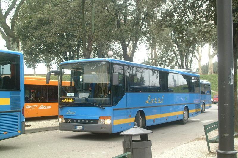 Un vecchio pullman Lazzi in servizio 