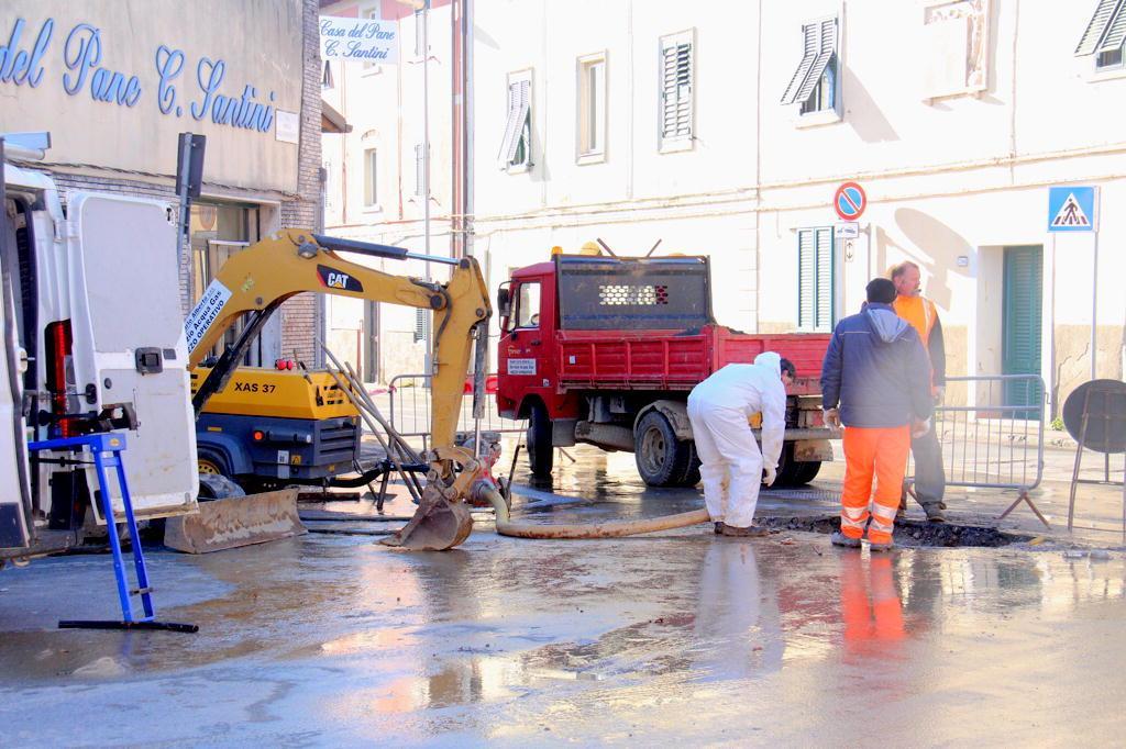 La squadra di pronto intervento al lavoro sulla tubatura dell'acqua che si è rotta a a Salviano