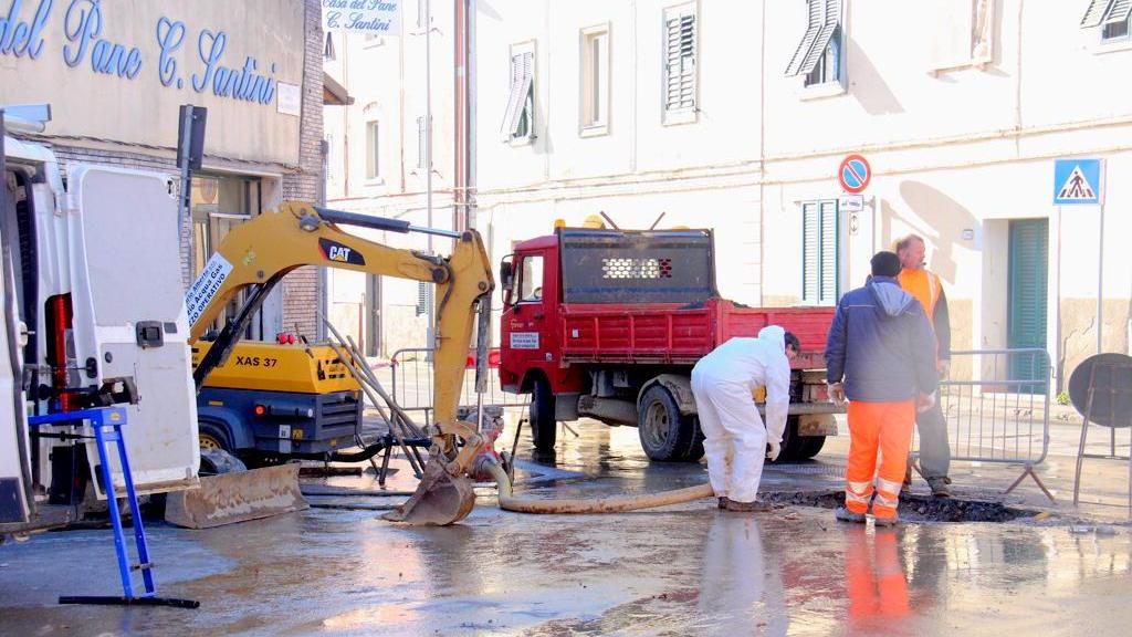 La squadra di pronto intervento al lavoro sulla tubatura dell'acqua che si è rotta a a Salviano