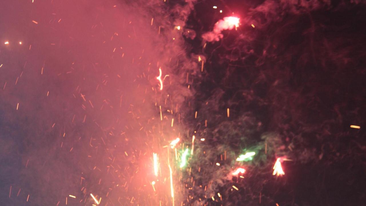 Petardi per strada la notte di fine anno (foto Russo)