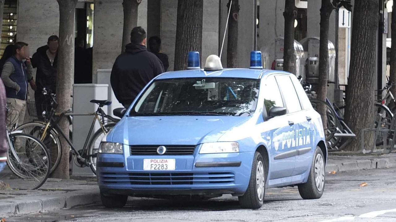 Rapina con minacce alla commessa: arrestato
