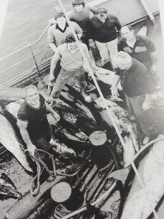 In una foto storica Carmine Migliaccio con il suo equipaggio (foto tratta dalle Vele del marmo)