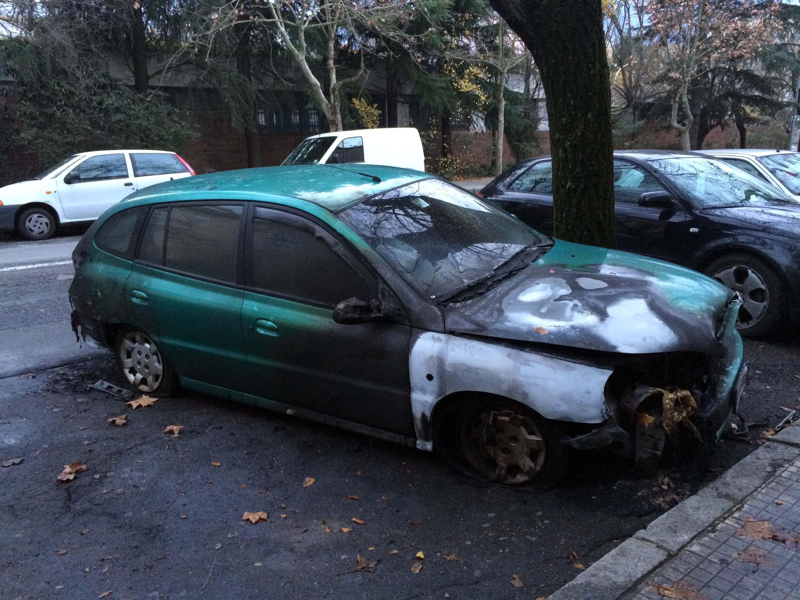 L'auto danneggiata dalle fiamme