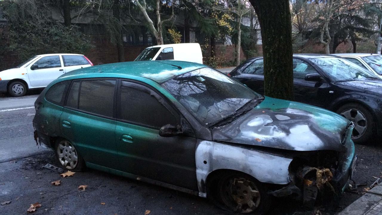 L'auto danneggiata dalle fiamme
