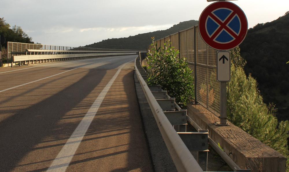 Si lancia dal cavalcavia, muore un 30enne cagliaritano