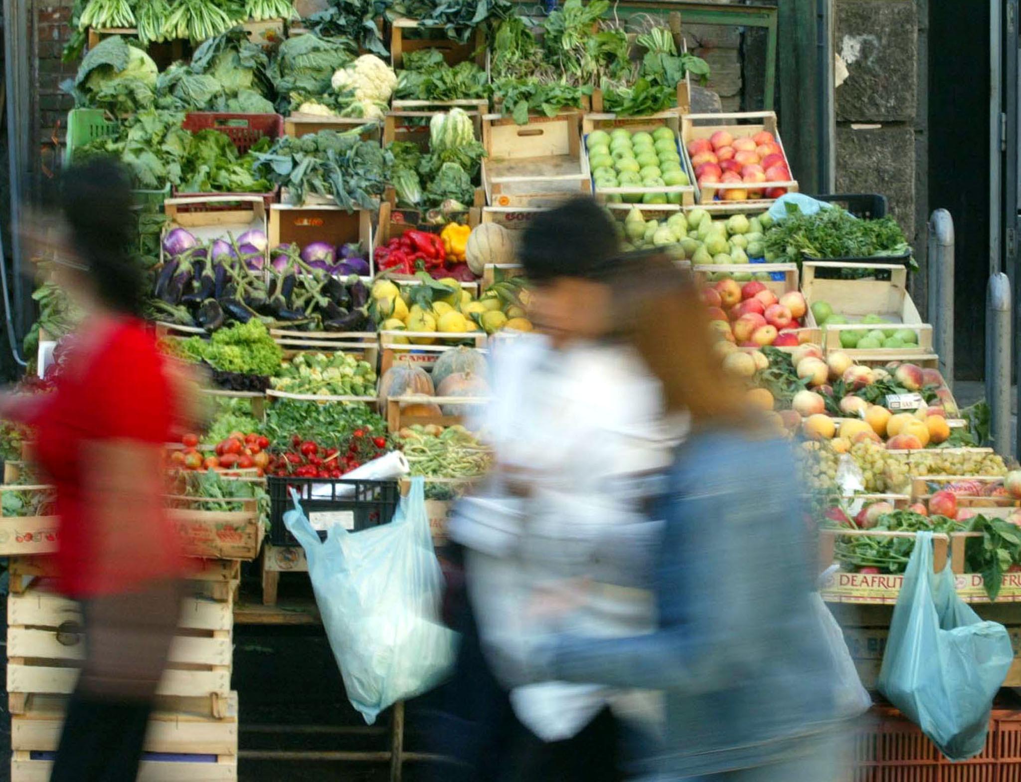 Trova 600 euro in una busta al mercato e ora cerca chi li ha persi per restituirli