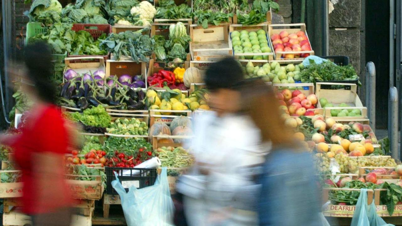 Trova 600 euro in una busta al mercato e ora cerca chi li ha persi per restituirli