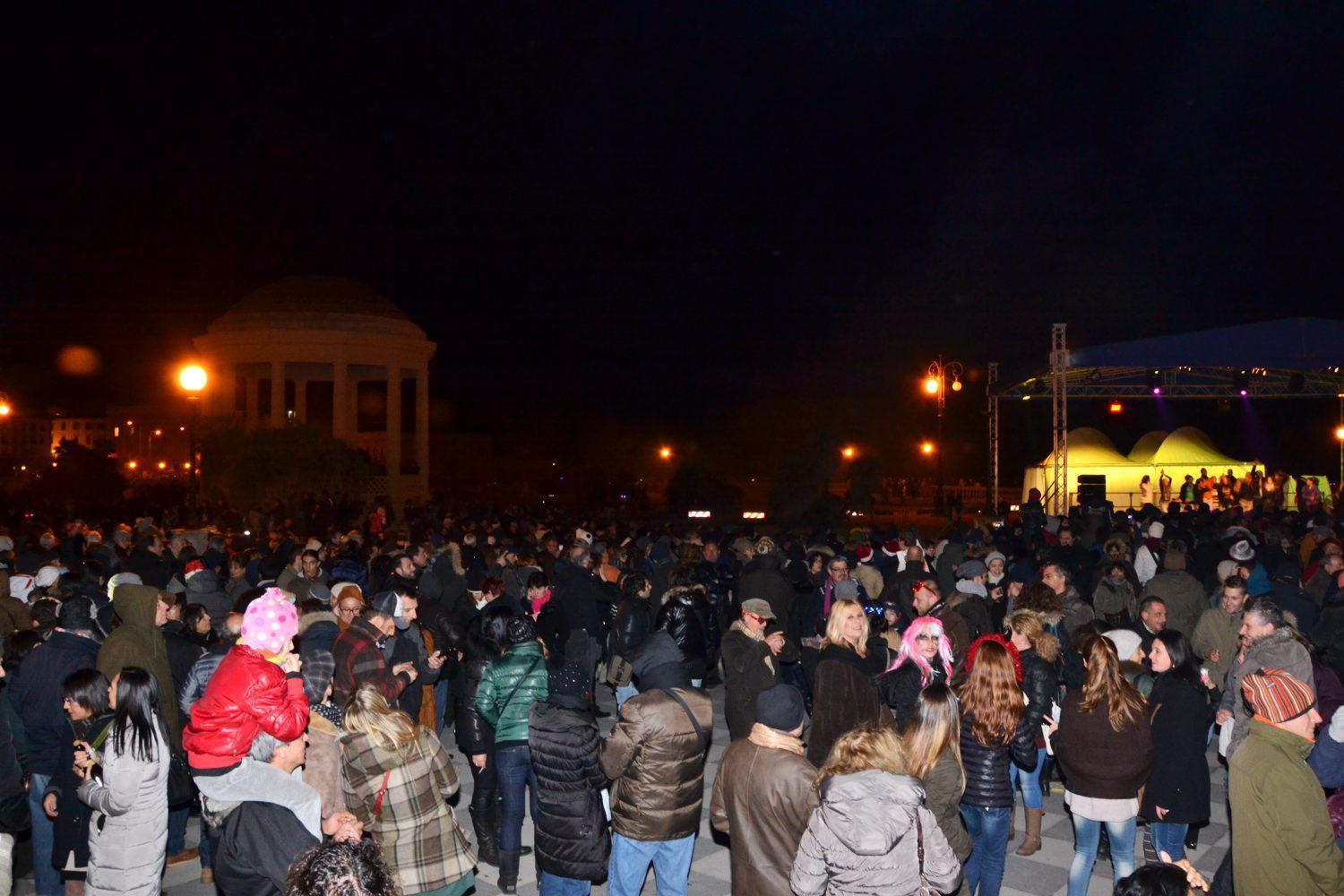 La folla dei livornesi che festeggiano il nuovo anno alla Terrazza Mascagni