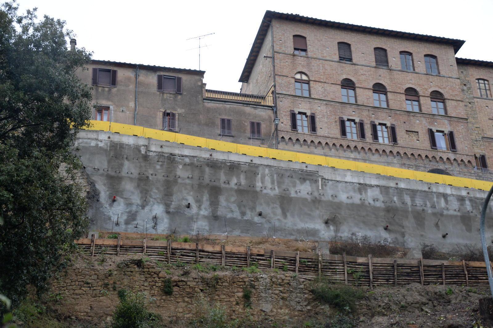 Un'immagine della "ferita" rimarginata delle mura medievali di Volterra  