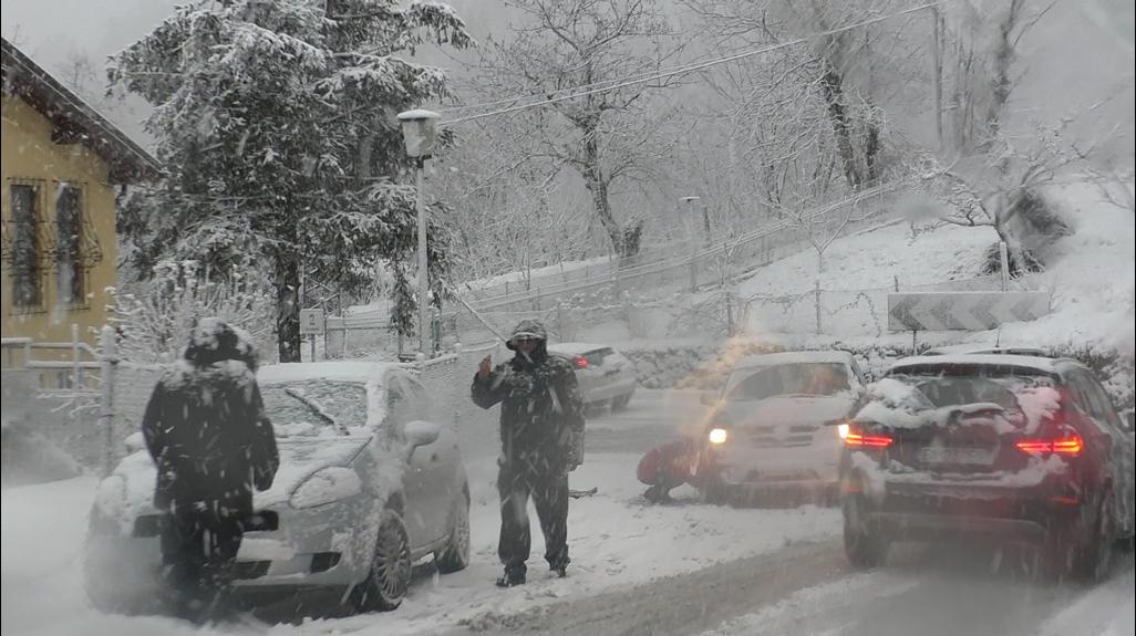 Si montano le catene durante le nevicate