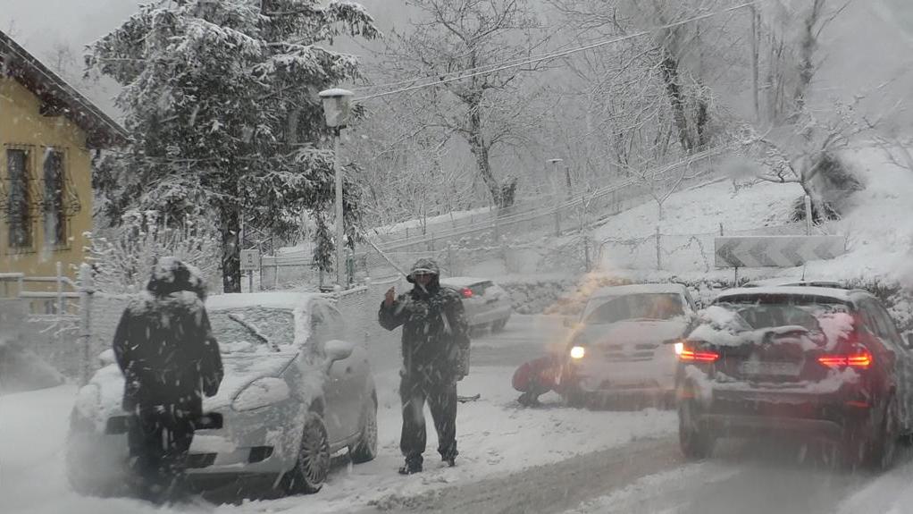 Si montano le catene durante le nevicate