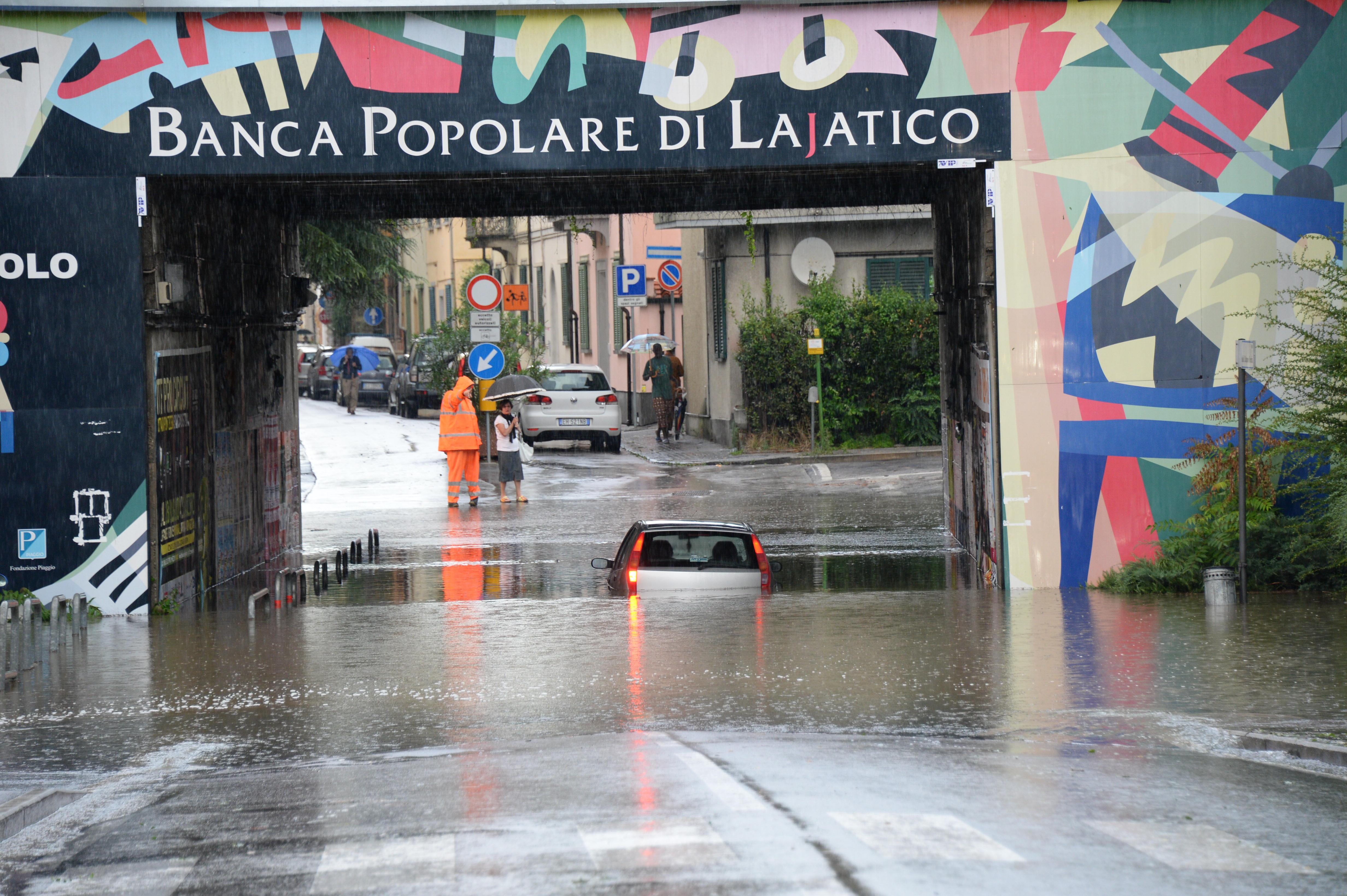 Un'auto in panne in un sottopasso dopo gli allagamenti a Pontedera (Foto Franco Silvi)