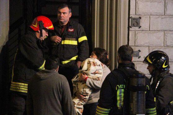 Fiamme in un affittacamere, intossicati tre bambini 