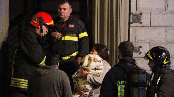 Fiamme in un affittacamere, intossicati tre bambini