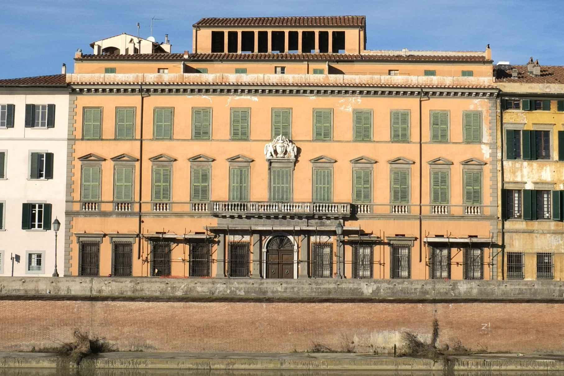 Palazzo Mazzarosa in lungarno Pacinotti è chiuso da 40 anni. Qui si trova anche un teatro