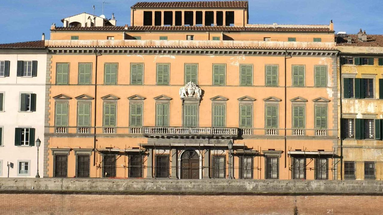 Palazzo Mazzarosa in lungarno Pacinotti è chiuso da 40 anni. Qui si trova anche un teatro