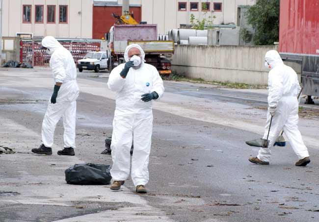 Tecnici e operai impegnati nella bonifica di un sito dall'amianto