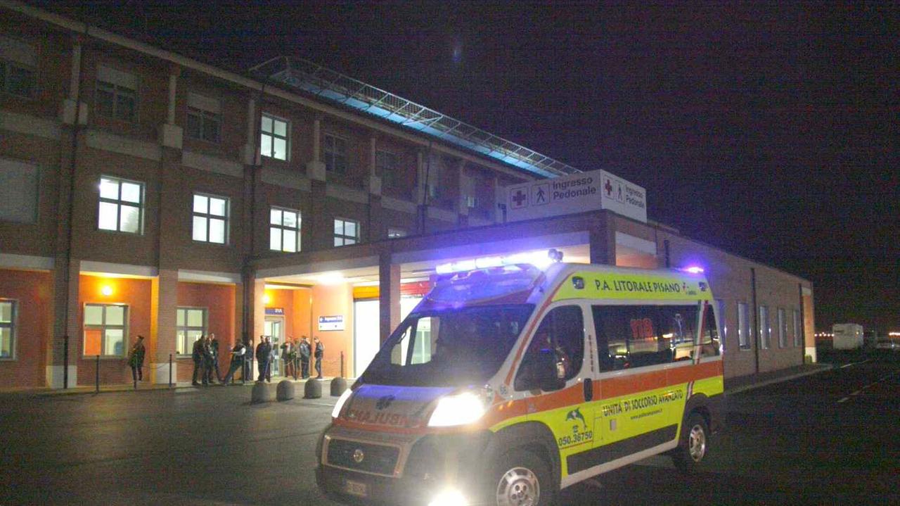 L'arrivo di un'ambulanza nella notte a Cisanello