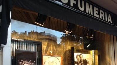 Due banditi rapinano profumeria