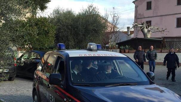 Minaccia i genitori con un coltello