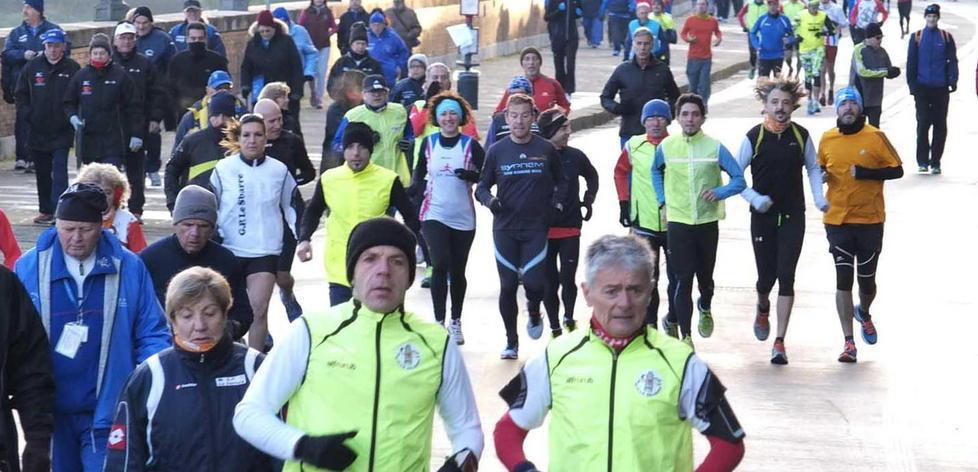 Pisa abbraccia lo sport: i podisti invadono i lungarni cittadini
