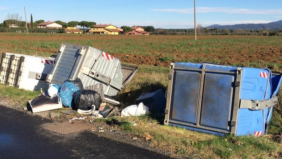 Bidoni a terra e rifiuti abbandonati