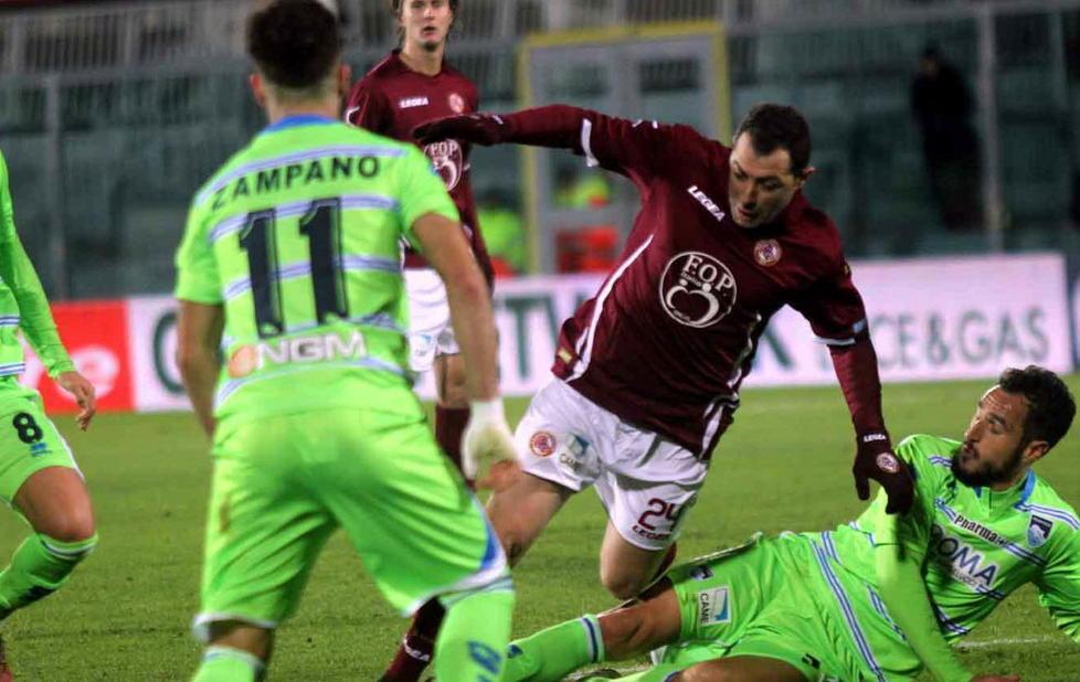I tifosi accerchiano Spinelli: «Mandalo via» 
