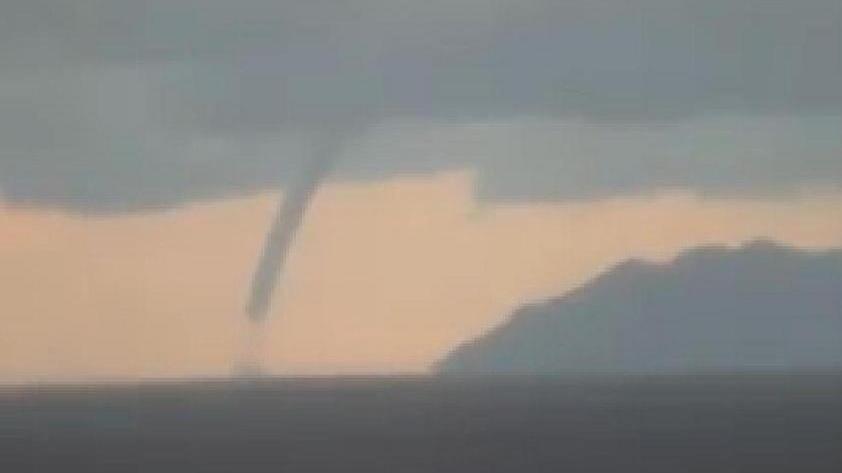 Una tromba marina al largo del’isola di Capraia