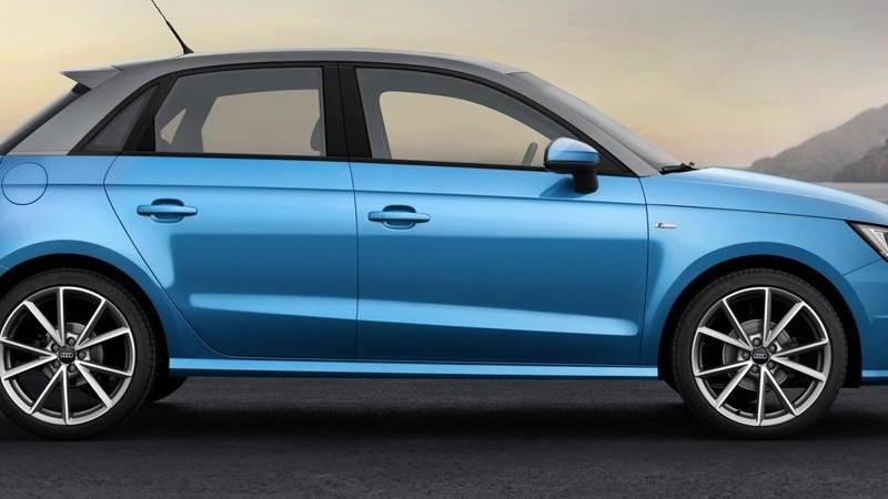 SOTTO L’ALBERO SOGNANDO L’AUTOMOBILE