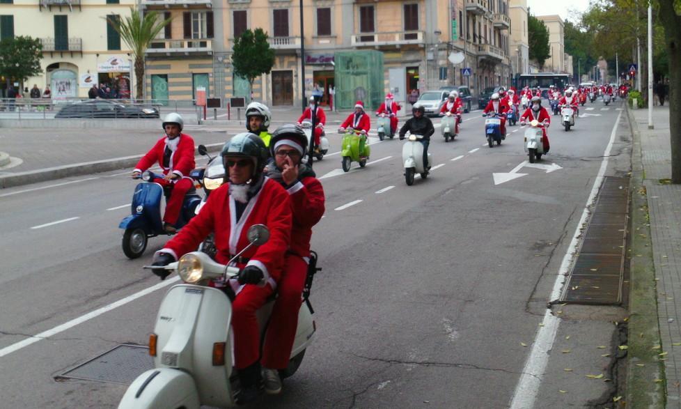 Babbo Natale? Arriva anche in Vespa