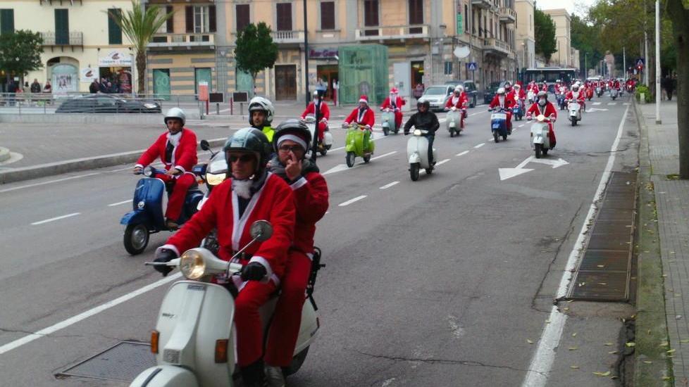 Babbo Natale? Arriva anche in Vespa
