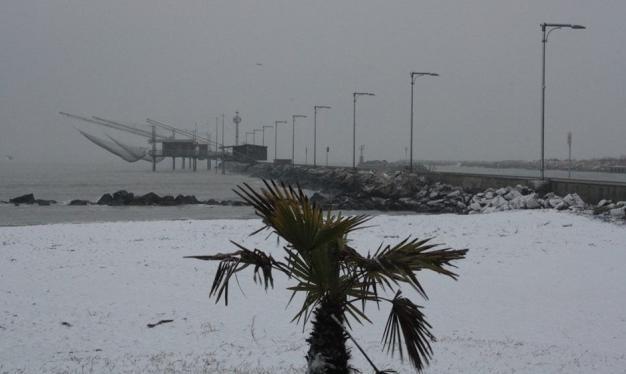sulla costa lo spettacolo delle spiagge imbiancate