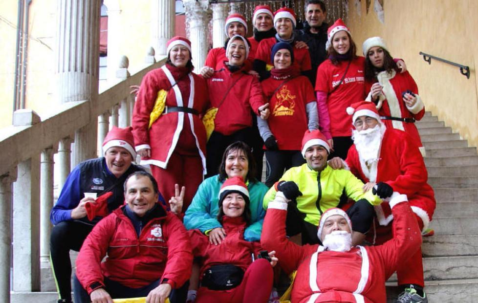 Babbi Natale più forti della neve 