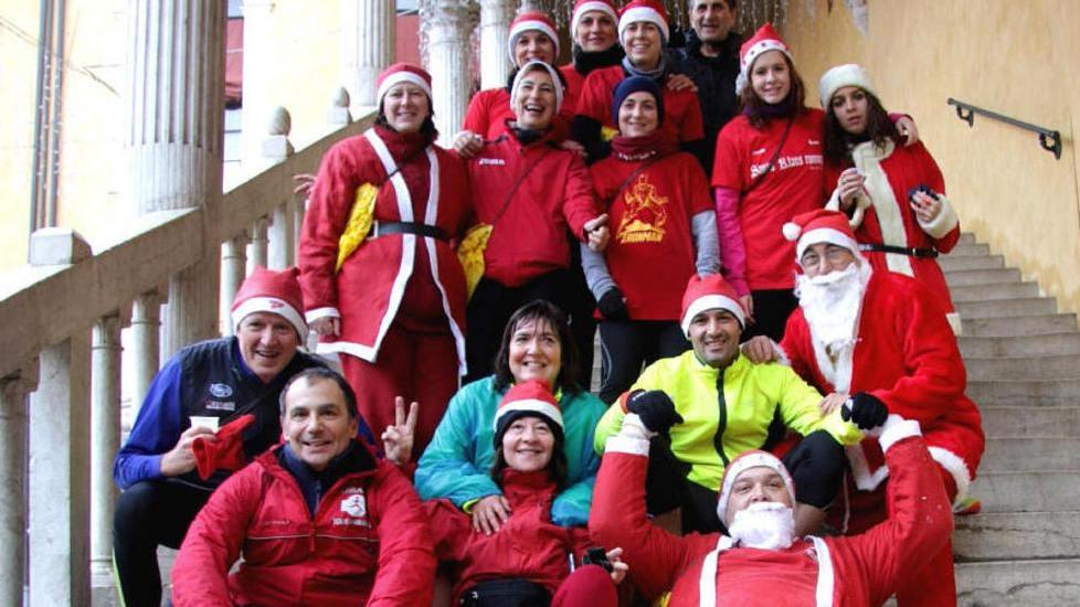 Babbi Natale più forti della neve