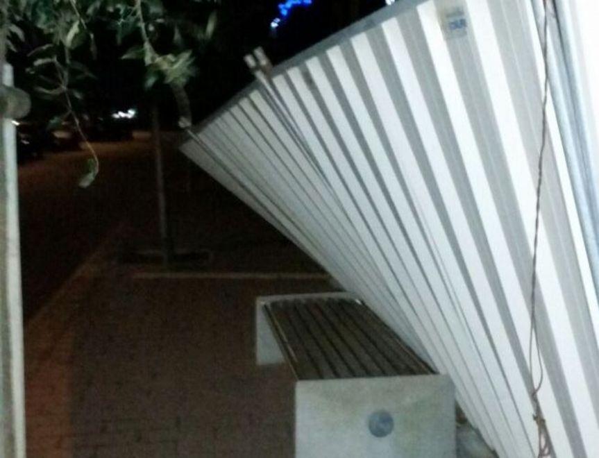 La bora spazza i Lidi Albero su un camion Ferrara-Mare chiusa 