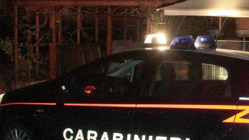 Ubriaco minaccia il barista con un coltello