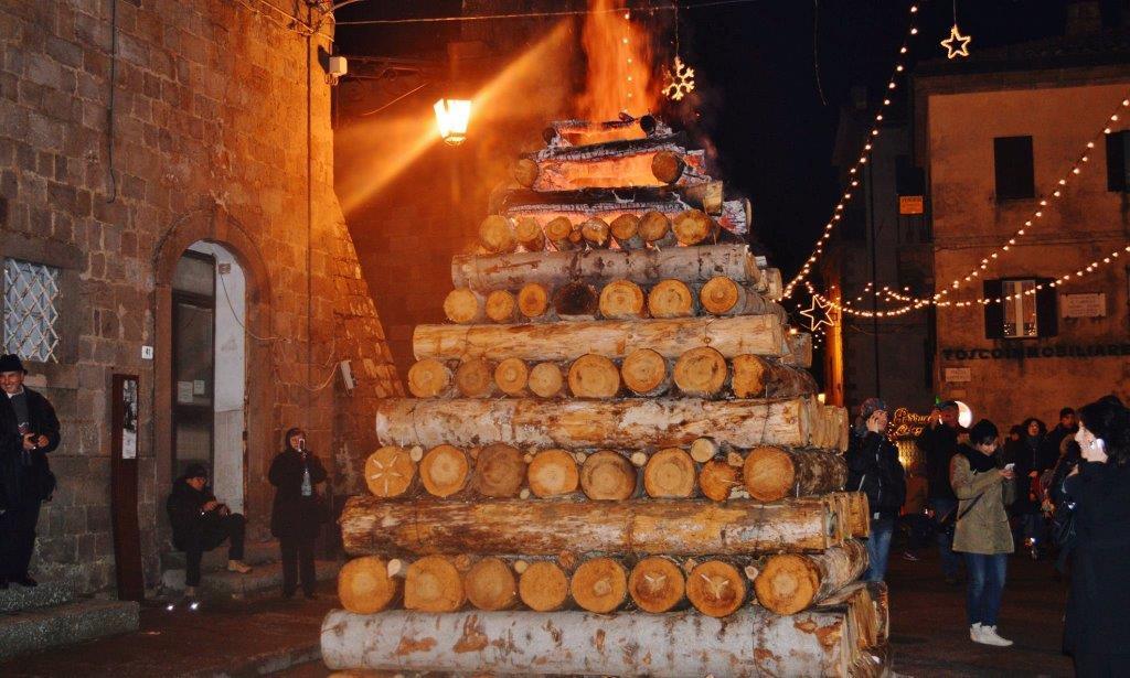 Il fuoco di Santa Fiora, dove l'anno nuovo arriva il giorno prima