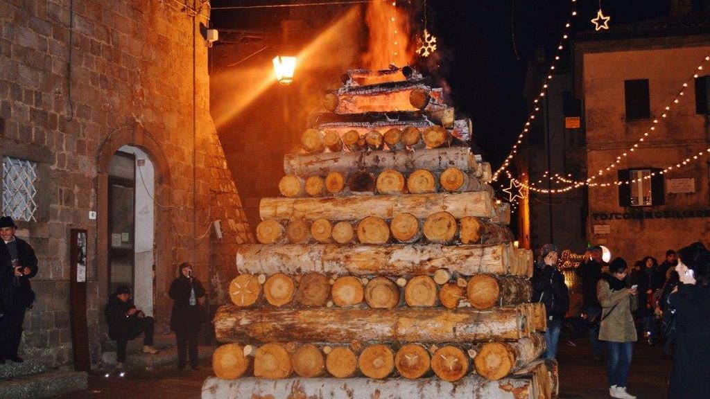 Il fuoco di Santa Fiora, dove l'anno nuovo arriva il giorno prima